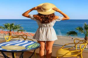 Blue Wave Apartments, Mazzeo