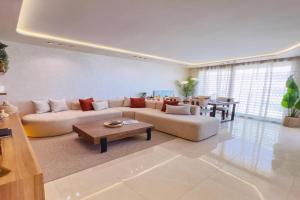 Luxury 2BR En-Suite Sea View in Malabata Apartments, Tangier