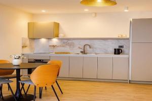 Olive & Wave Apartments- one minute to the beach, Brist