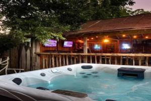 Charmed Haus - Hot tub & Pool Table Guest house, Fredericksburg