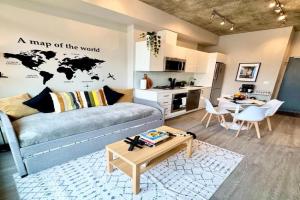 Elegant, Comfy & Sophisticated MetroLux Downtown Suite Apartments, Calgary