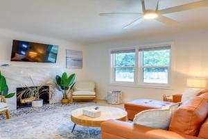 Private Hot Tub and Fenced Yard Sleek Home Guest house, Saint Petersburg