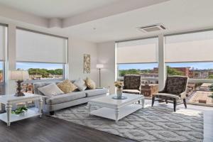 2BR City Loft Sweeping Glass Views Apartments, Chicago