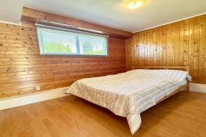 2 Bedrooms Garden Suite with Living Room, Kitchen and Laundry near YVR Airport, Transit and Shopping Mall, Richmond