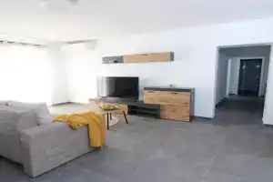 Fly in Apartment, Cilipi