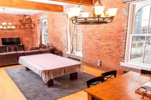 Luxurious Downtown Condo by Georgia St Guest house, Indianapolis