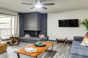 5 Mi to ATandT Stadium Townhome with Community Pools! Guest house, Arlington