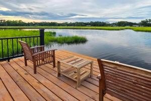 7 Mi to Dtwn Riverfront Home with Deck Guest house, Jacksonville