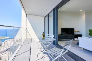 Luxurious Level 26 Getaway Apartments, Pembroke