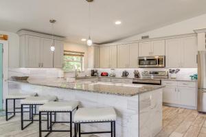 1 Block to Beach, Patio Updated St Augustine Home Guest house, Saint Augustine Beach