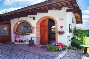Lovely Home In With House A Panoramic View, Udine