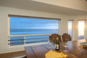 Direct Beach Access, Views, 2BR Upper Unit Guest house, Oceanside