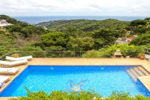 Sea View Pool 2km to Beach Cala Canyelles Fully Air Conditioned King Queen Quality Beds BBQ Guest house, Lloret de Mar