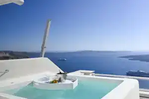 Lava On the Cliff Apartments, Fira