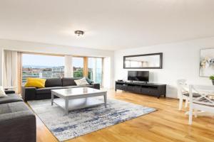 Modern 2 Bed - 8min to Grand Canal Dock Station Apartments, Dublin