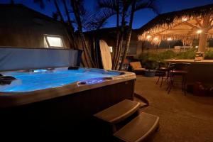Oceanside Bungalow, Walk to Beach & Pier, Private Hot Tub, Beach Gear Guest house, Oceanside