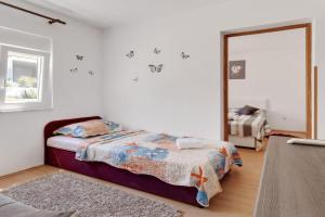 Holiday Home in Jasenice near Modrič Cave, Rovanjska