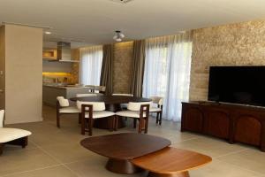 Stylish 4BR Villa with Pool near Porto Novi, Denovic