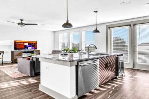 Bright 2BD 2BA Suite Gym and Pool City Center Stay Apartments, Fort Worth