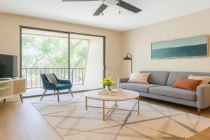 Boulevard Stays Calm 1BR King Retreat Poolside Bliss Gym & Parking Apartments, Arlington