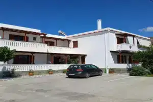 Villa Joanna-1, Batsi