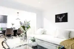 Royal Level-5 bedrooms avec 2 places de parking, Laval