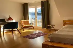 Stylish Room and private bathroom in lakefront apartment, Zug