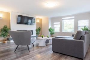 Soothing Minimalist Escape - Suite with Balcony & Fireplace Guest house, Richmond