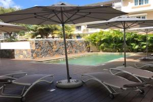Modern flat with swimming pool close to the Beach Apartments, Trou aux Biches