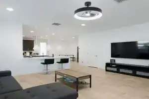 Modern Desert Home-Great for families & groups, near golf, hiking, and city fun, Private in-law suite with own entrance also available separately Guest house, Phoenix