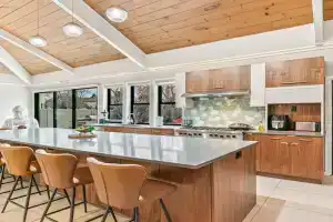 Artful Stay, Downtown, Spacious, LED Art, Hot Tub Guest house, Aurora