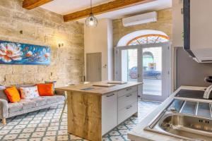 Stylish Townhouse with Balcony next to Waterfront by 360 Estates, Senglea