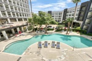Halstead Pool View Apartments, Houston