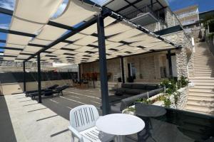 Ne postoji Apartments, Omis