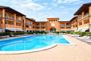 Martin apartment with pool & terrace near center salò & lake Garda, Salo