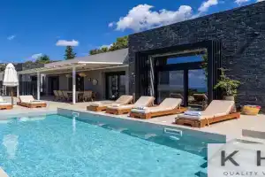 Villa Peristeri in village!, Lourdhata