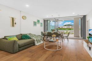 Waterloo Shopping and Entertainment Apartment, Sydney