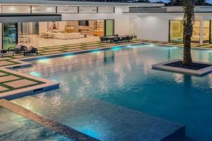 Sleeps 25 2 Luxury Villas w Pool Spa Putting Green Bravo by AvantStay, Indio