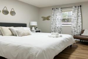 Cozy Retreat - Homes near Wesselman Park Apartments, Evansville