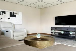 Parkland Home KING 2Bedroom Townhome in Evv, Evansville