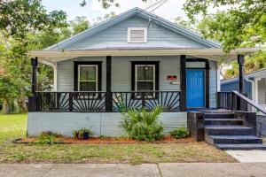 Less Than 1 Mi to EverBank Stadium Retreat with Yard! Guest house, Jacksonville