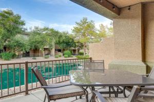 1 Mi to Golf Lake-View Condo with Pool in! Guest house, Chandler