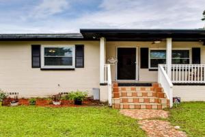 Walkable to FSU Campus Cozy Retreat with Deck!, Tallahassee