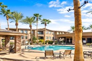 Shared Poolside Fun-Hot Tub-Gym & More Guest house, Phoenix