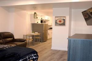 Cozy Bachelor Suite with Kitchenette - Near Downtown Apartments, Sudbury
