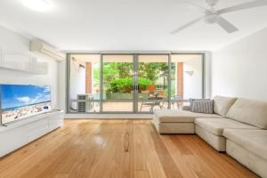 Redfern 2Br Near CBD Shopping Center with Pool & Gym Apartments, Sydney