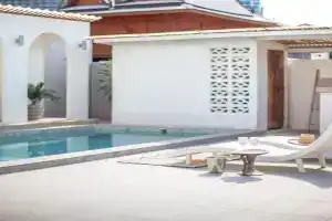 Vino Vibe by the artist's Pool Cicada Speedy wifi Guest house, Hua Hin