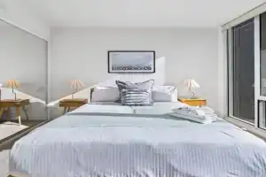 Crown Skyline Views - 1BR Apartment with Balcony and Pool, Melbourne