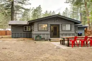 Work and Play! Lake Tahoe Cabin 5 Mi to Heavenly Mtn Guest house, South Lake Tahoe