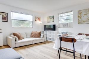 Steps to Food and Shops Cozy Condo in! Apartments, Jacksonville